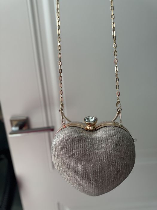 Клатч блестящий, смотрится очень красиво