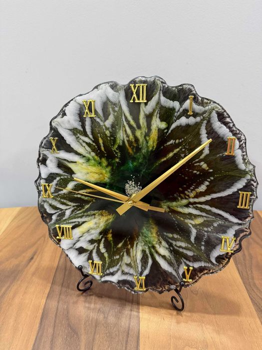 Дизайнерски часовник, изработен на ръка, с внимание към детайлите