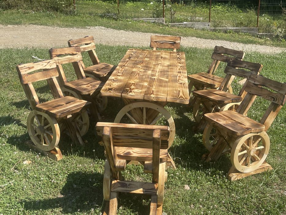 Masa din lemn masiv cu roata