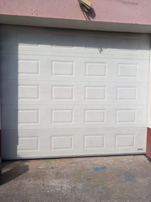 Vând ușă de garaj secțională albă 3.40 x 2.80 m  (defecțiune motor)