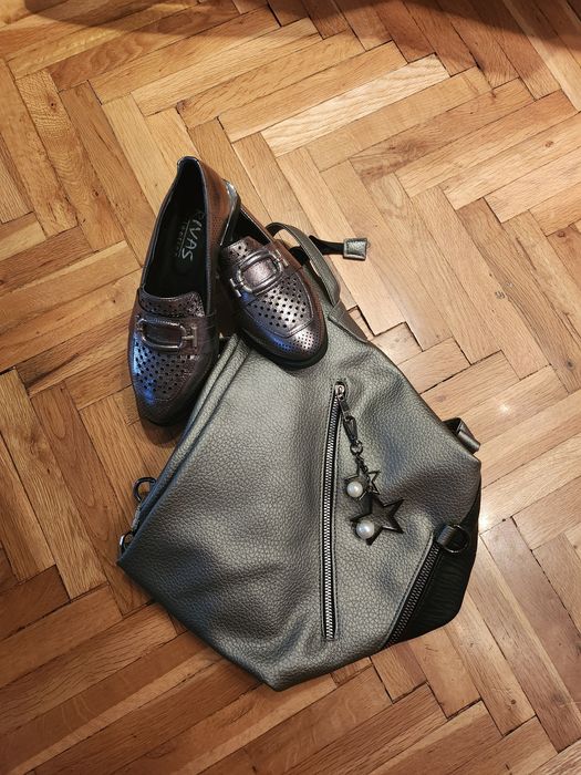 Естествена кожа и велур.