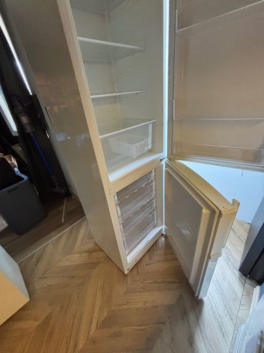 Продавам Хладилник Samsung 200cm
