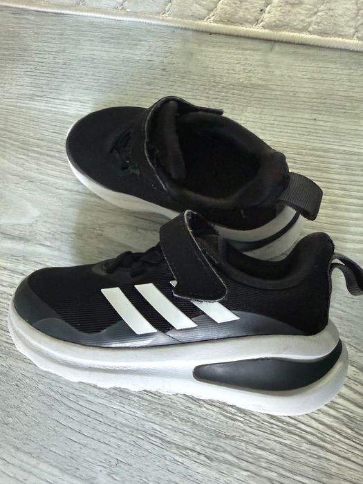 Teniși Adidas pentru copii, în stare perfectă