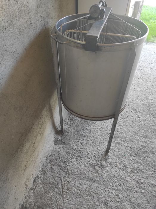 Vând centrifuga apicola