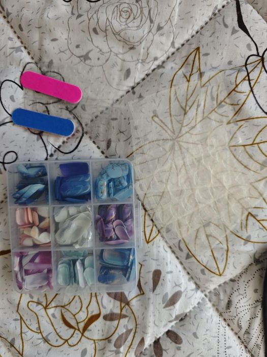 Комплект четки за грим 32 бр. + лепещи нокти 216 бр.