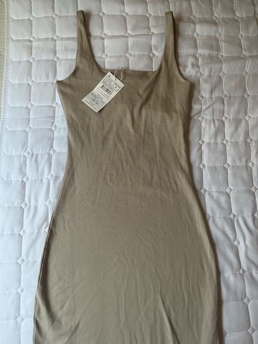 Платье бежевое новая