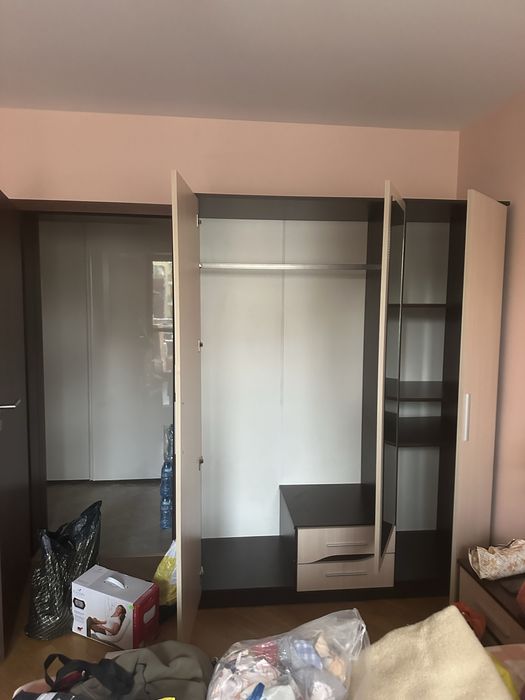 Продавам трикрилен гардероб