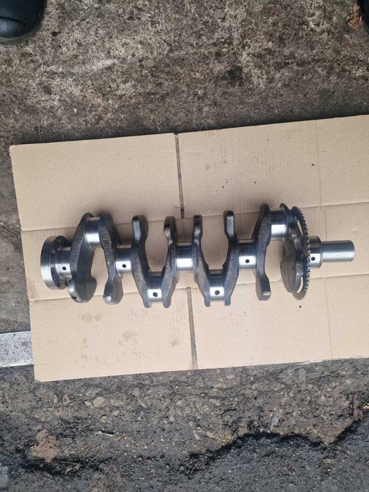 Продавам колянов вал за Мазда 2,2 Скайактив с лагери и биела 1 брой