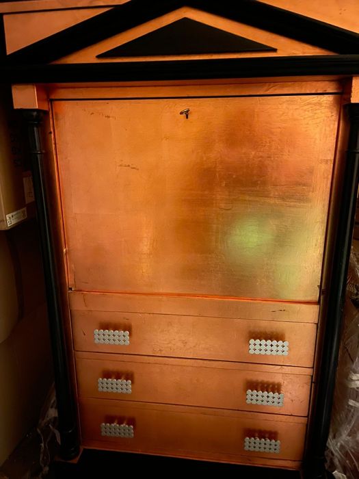 Красив античен шкаф с дърворезби