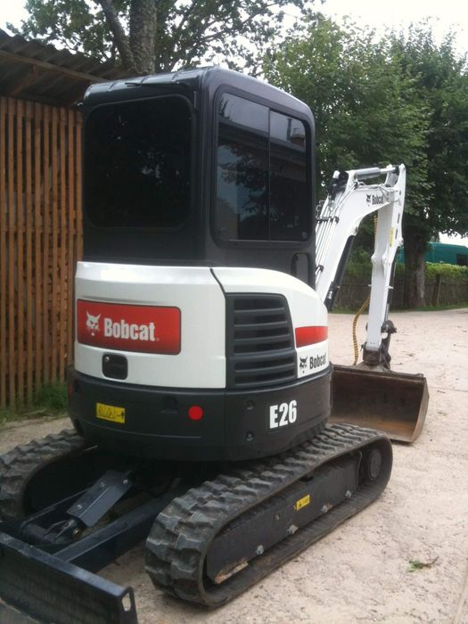 Inchiriez miniexcavator Bobcat cu picon
