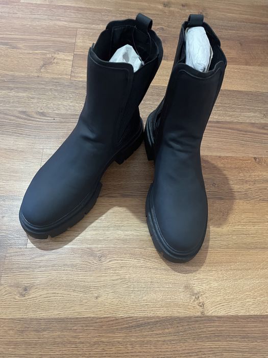 Ghete toamna-iarna Schuh, marimea 40, piele ecologica, pret negociabil