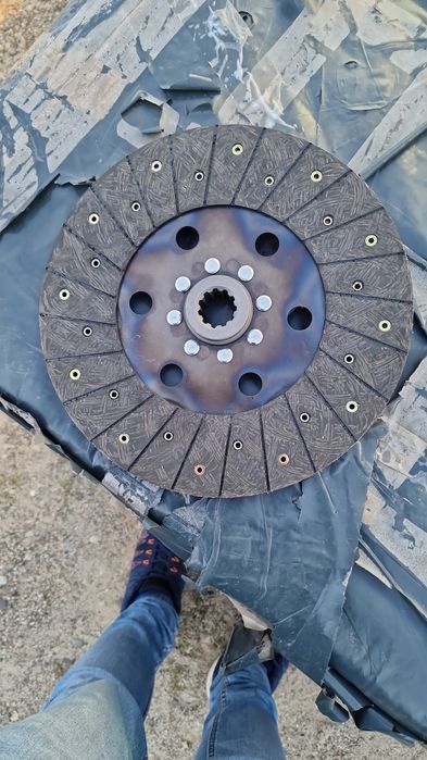 Disc ambreiaj tractor fiat Diametru: 280 mm
Numar dinti: 10
Dimensiune