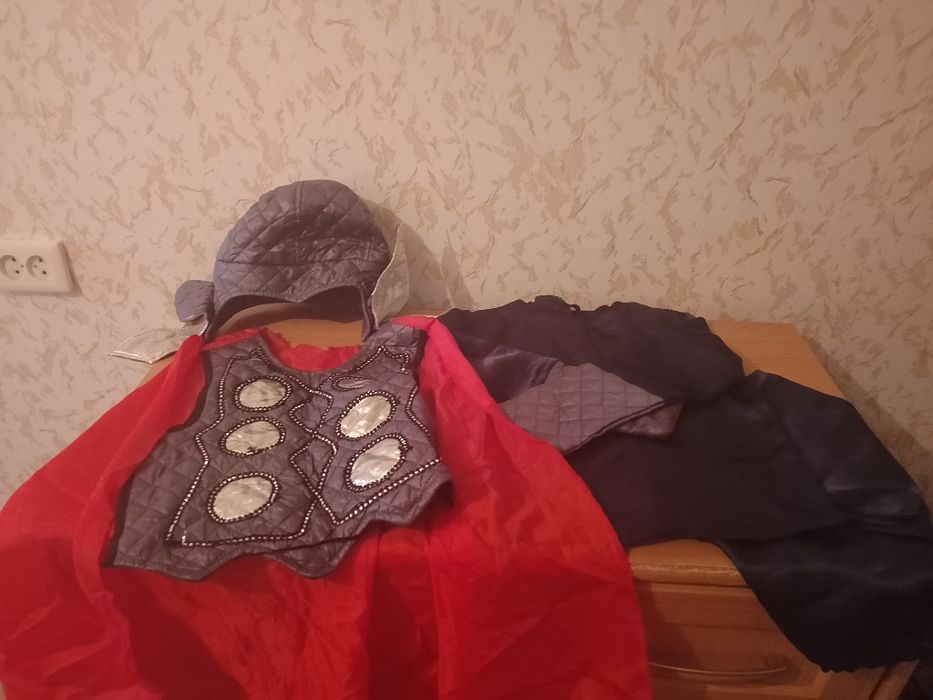 Продам новогодние костюмы