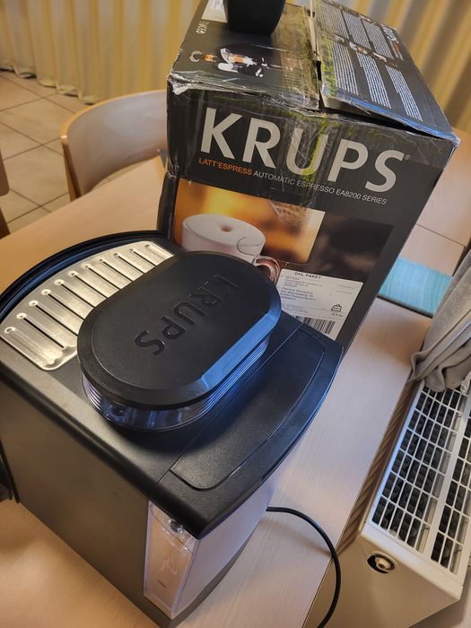 Кафеавтомат Krups Latt'Espress EA8298 с млечен контейнер и One Touch капучино Каферобот