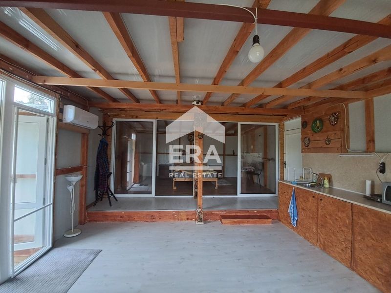Ексклузивна, едноетажна, тухлена къща за продажба, с двор, ток и хидро