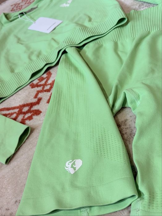 Дамски спортен екип за фитнес и йога.