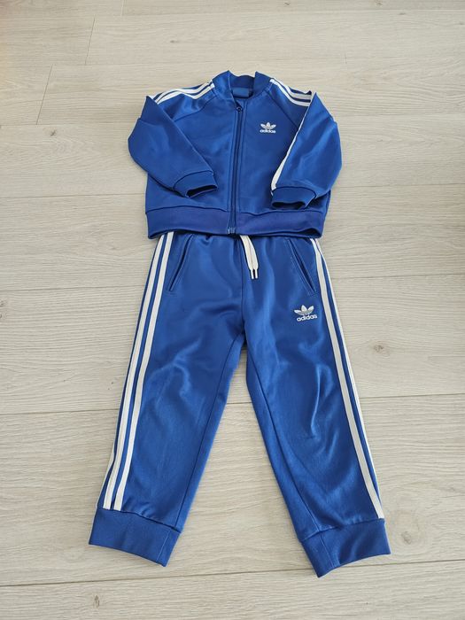Vând trening Adidas copii.