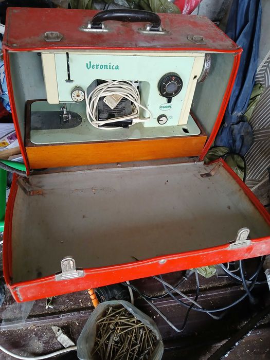 Vând mașină de cusut