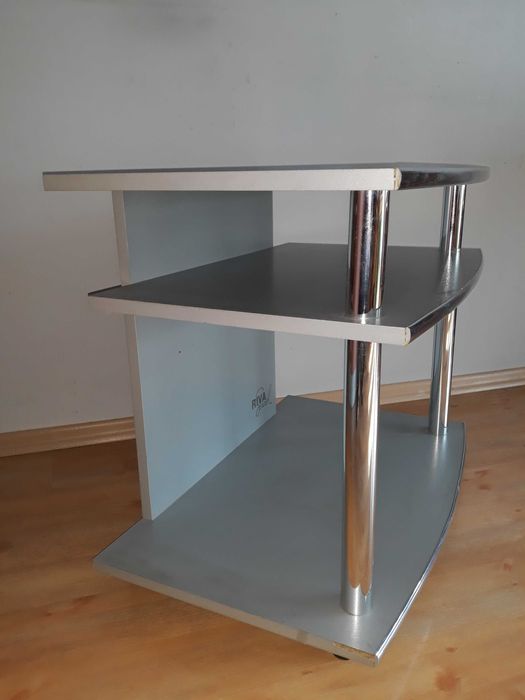 Продавам масичка за телевизор, с колелца