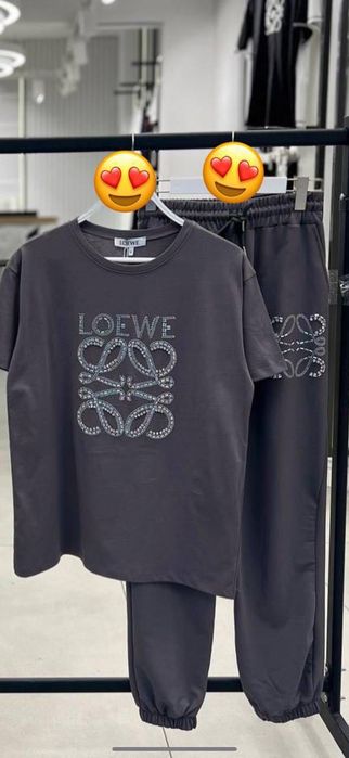 Дамският екип с тениска Loewe