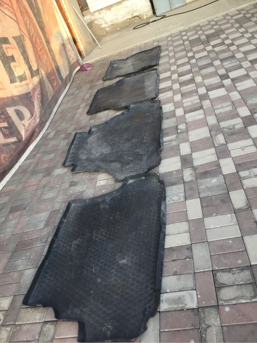 Резиновый коврик багажника