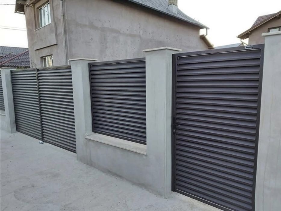 Construim la comanda dvs. garduri si porti din:
- panouri stil jaluzea;
- șipcă metalică;
- fier forjat;
- tablă cutată;
- plasă bordurată;
- BCA sau
