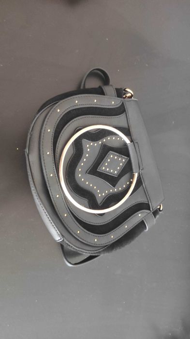 Черна дамска малка с халка и дълга дръжка