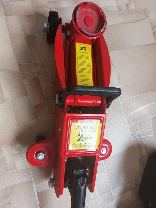 Домкрат подкатной