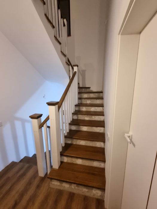 Trepte lemn masiv, riflaje, balustrada , mana curenta