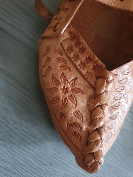 Opinci costum popular