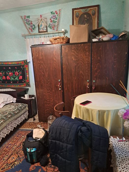 Vand casa cu 2500 metrii patrati de curte plus dependente