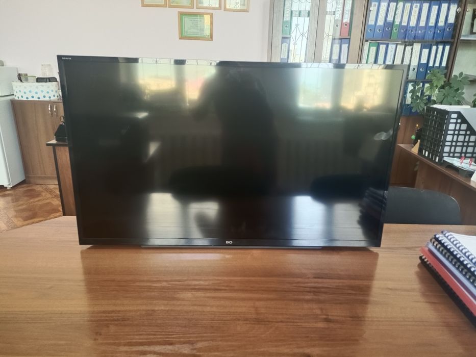 Продам телевизор с кронштейном