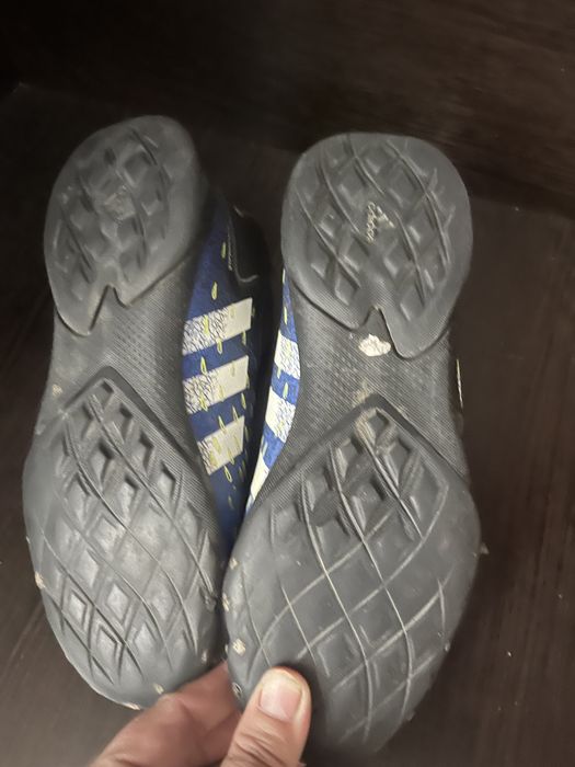 Продам футбольные крассовки