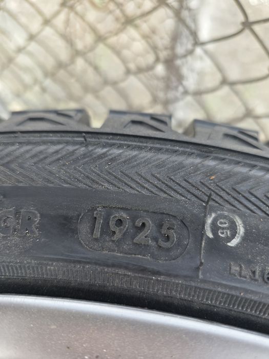 ЗИМНИ Гуми 4-броя Спорт Пакет 
Предни 235/45/19
Задни гуми:255/40/19