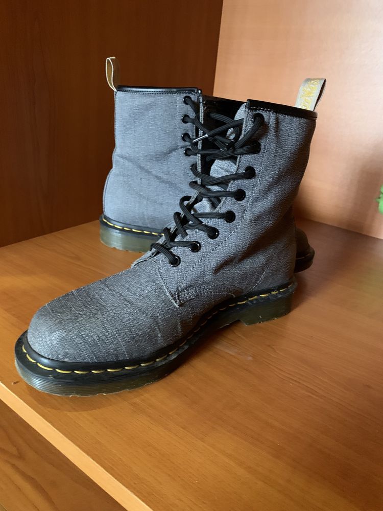 Vand Ghete Dr.Martens Vegan Castel Nr.42 Vulcan OLX.ro