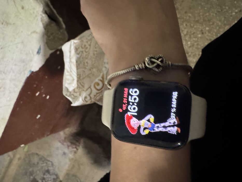 Продам часы Apple watch SE