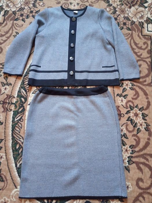 Продам костюм б/у, драповое.