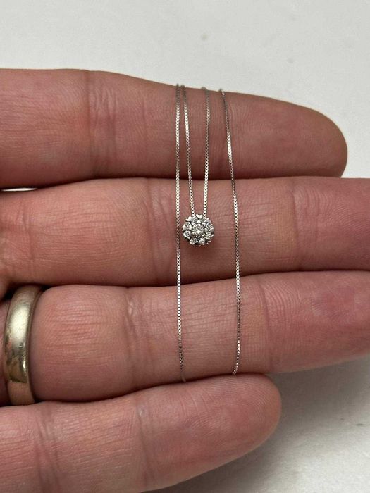 LANT + PANDANTIV AUR alb 18K + 9 Diamante - Model Floare - Nou !