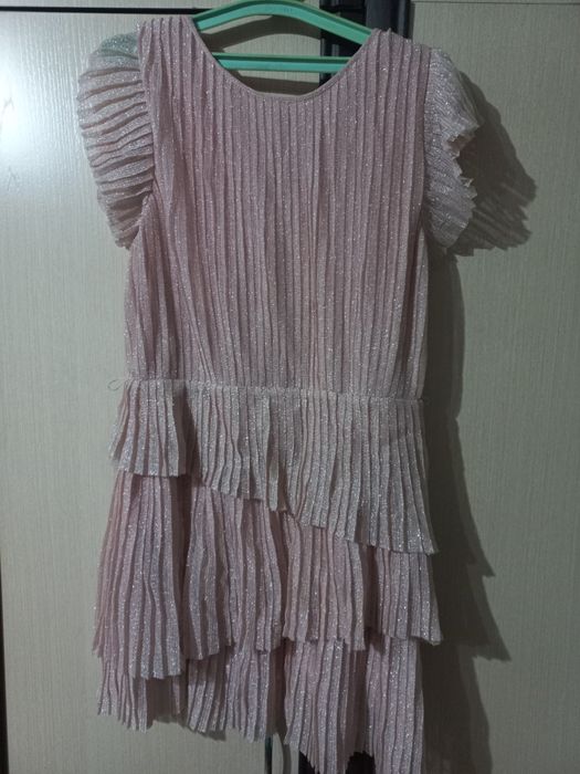 Продам нарядные платья на девочку