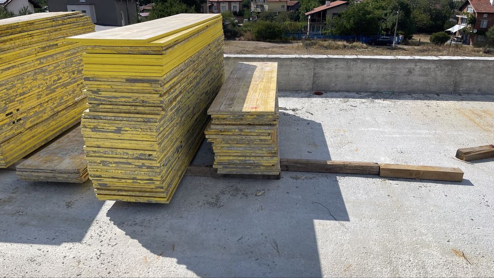 Жълти кофражни платна, подпори, вилици