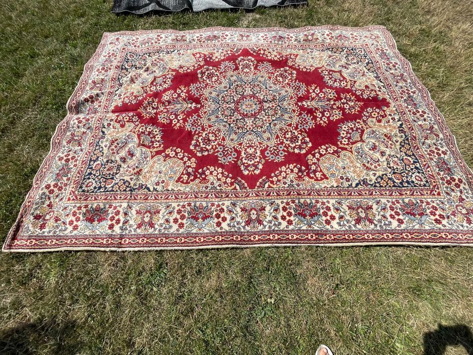 Персийски килим запазен