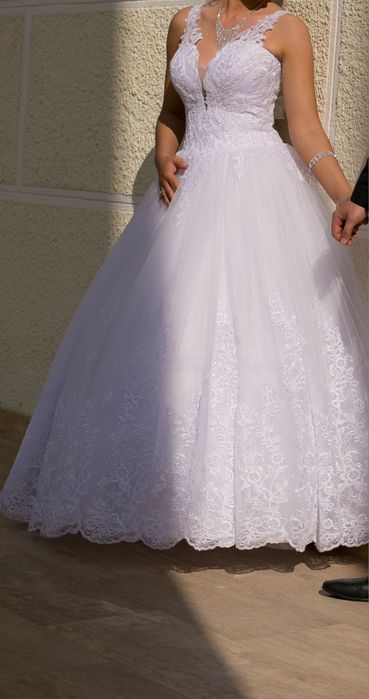 Vând rochie de mireasa+ crinolina 3 cercuri