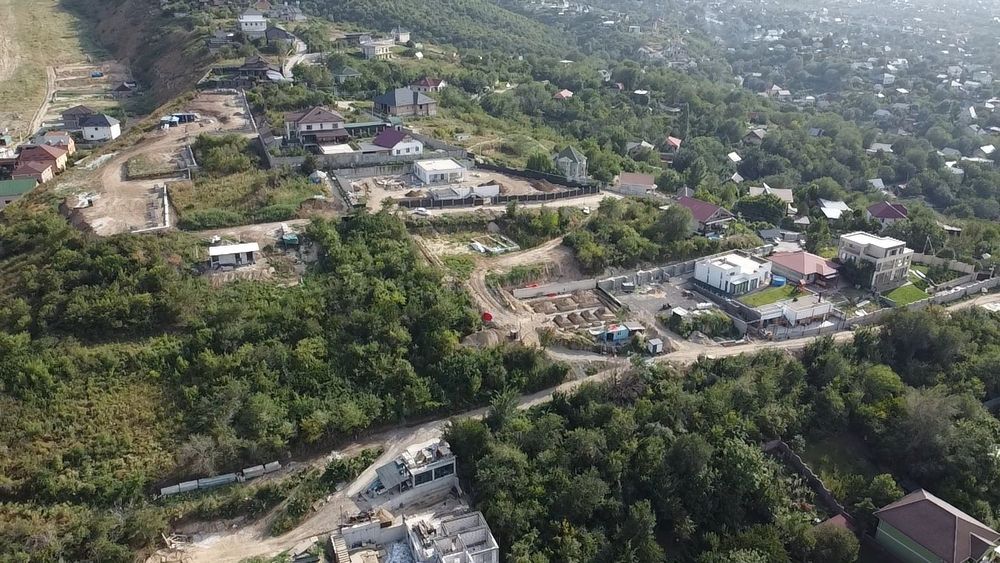 Участок с видом на город и горы
