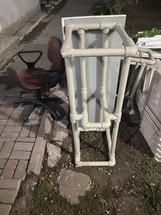 Пластиковый и деревянные скамейки