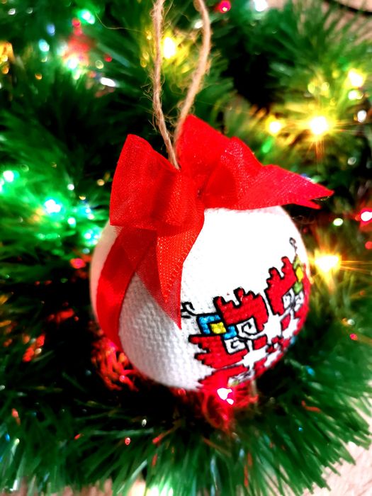 Ръчно бродирани коледени топки 6 см