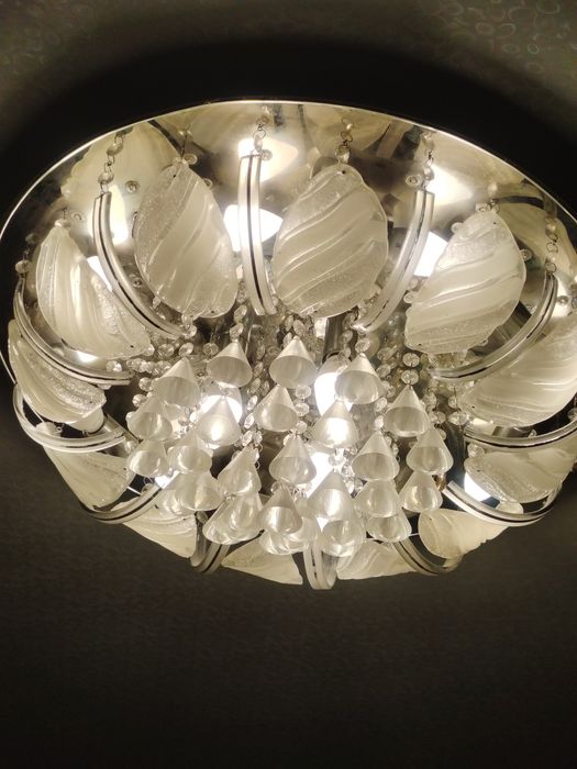 Продам люстру в отличном состоянии