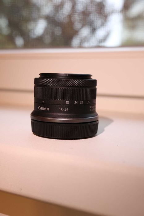 Canon EOS R50 + 4 obiective RF/RF-S – pachet complet, stare foarte bună