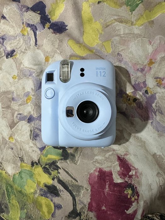 Продаю новый Instax mini 12 срочно.