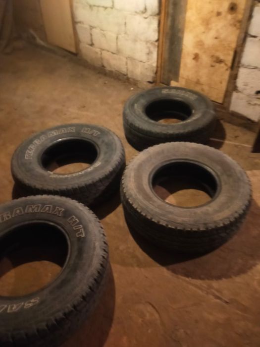 Продам шины б/у 31X10.50R15