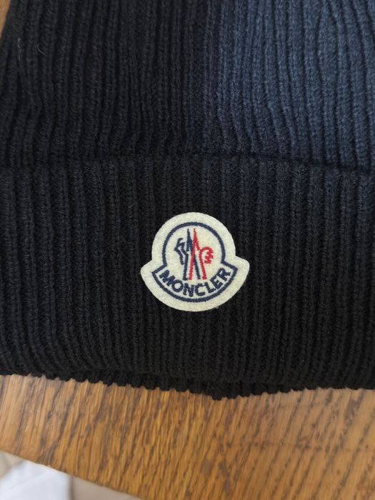 Caciula Moncler nouă